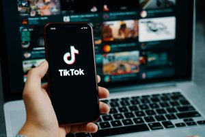 TikTok é multado em R$ 153 milhões por falhas na segurança infantil
