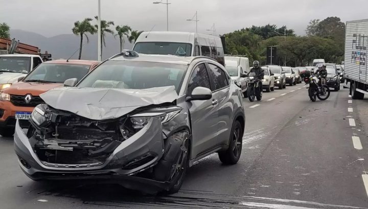 Mulher sofre ferimentos graves em colisão traseira na avenida Beira-Mar