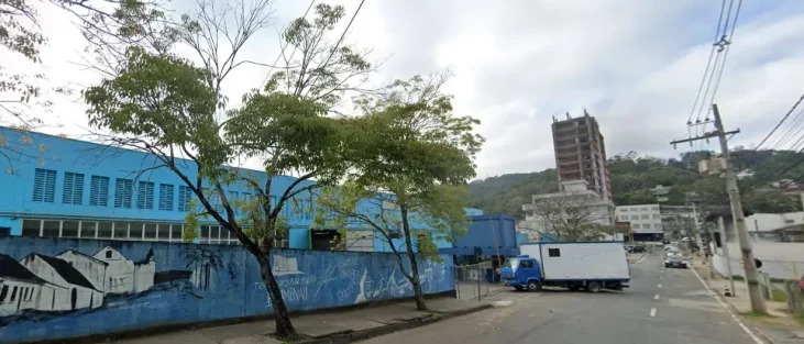Montagem de feira interdita estacionamento na região da Vila Germânica