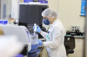 OMS declara mpox como emergência em saúde pública global