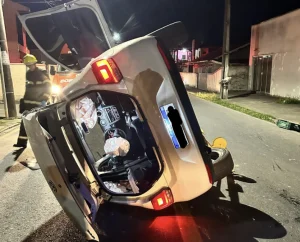 Carro fica de lado na pista e jovem ferido em Gaspar