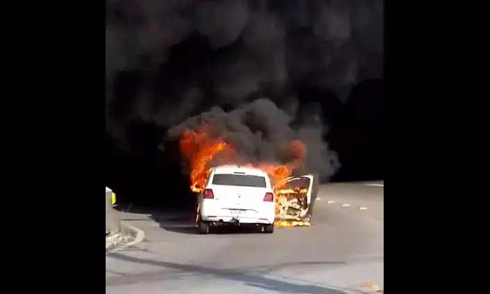 Vídeo: carro pega fogo no meio do trânsito na Grande Florianópolis