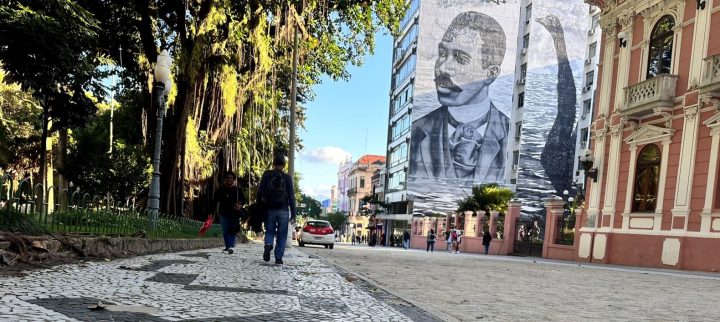 Painel gigante de Cruz e Souza some embaixo de tinta branca em Florianópolis