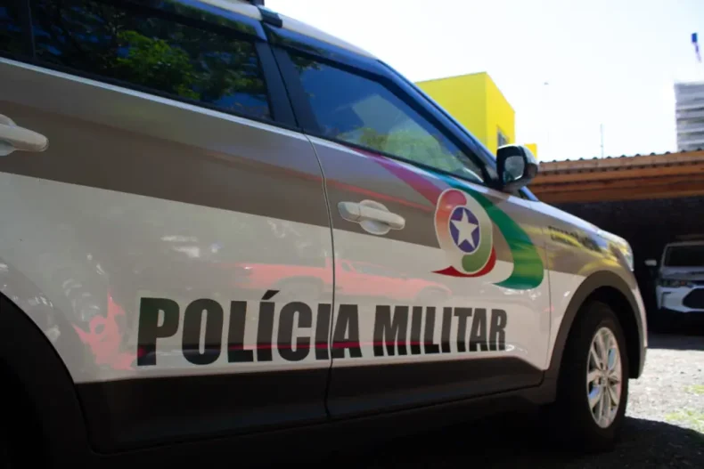 Homem esfaqueia ex-esposa por ciúmes e acaba preso em cidade catarinense