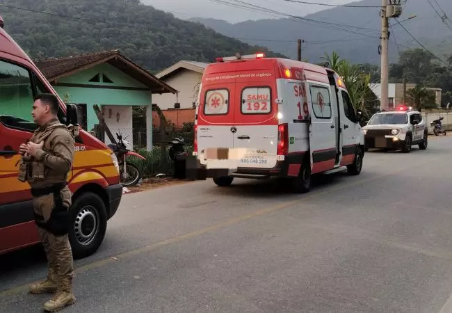 Grave acidente entre duas motos no Vale do Itajaí deixa um homem morto