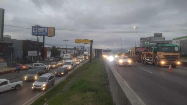 Vídeo: colisão entre dois caminhões deixa trânsito lento na BR-101