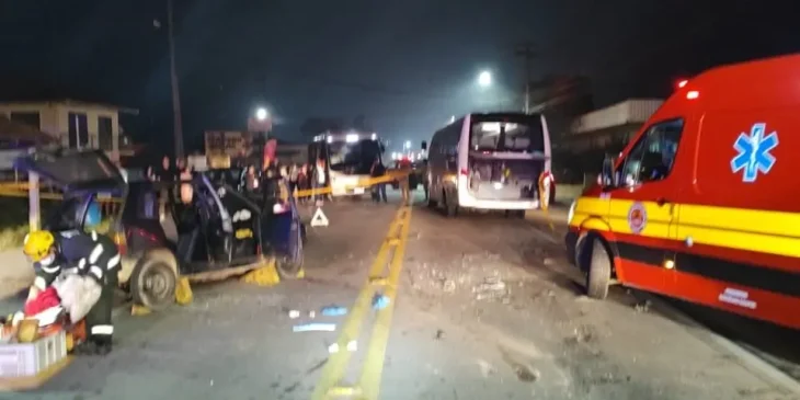 Ônibus com 31 passageiros se envolve em acidente em Gaspar