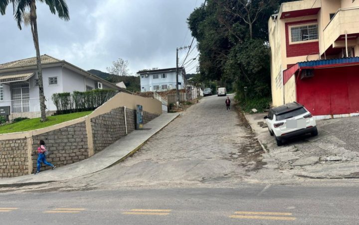 Vídeo: obras da Casan alteram trânsito de rua em Florianópolis