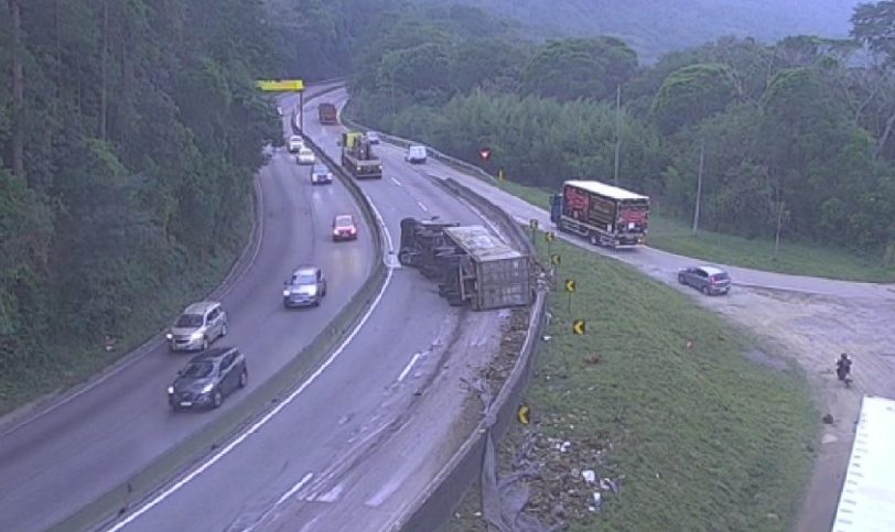 Vídeo: dia começa com trânsito caótico na Grande Florianópolis