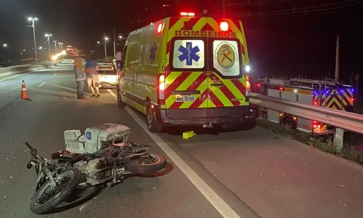 Motociclista vai parar na caçamba da Saveiro após batida na BR-470