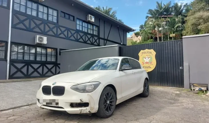 Motorista de BMW que atropelou motociclista se apresenta à polícia