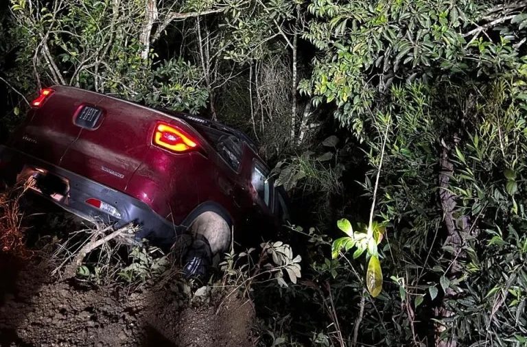 Idoso é resgatado após cair com carro em penhasco