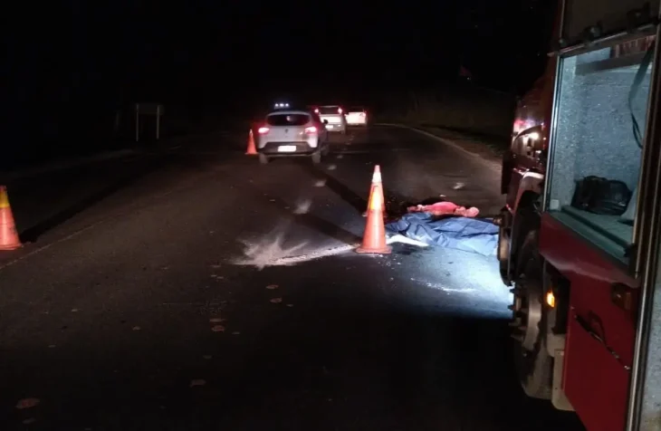 Pedestre morre atropelado na BR-470; veículo fugiu