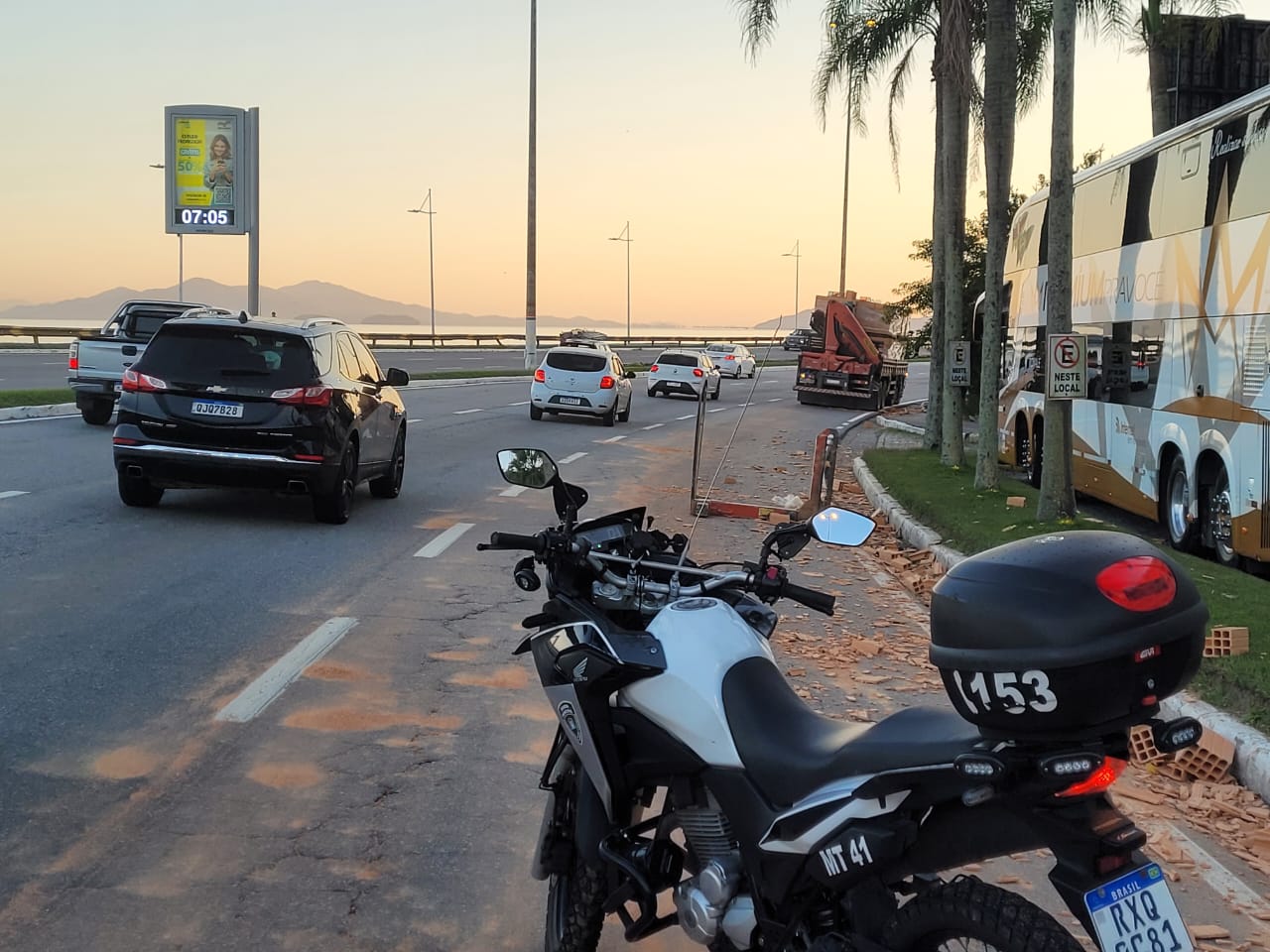 Vídeo: acidente entre 2 caminhões complica trânsito na Beira-Mar Norte