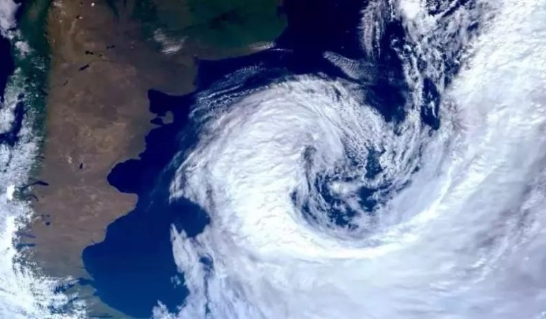 Frente fria muda o tempo em SC com risco de temporais