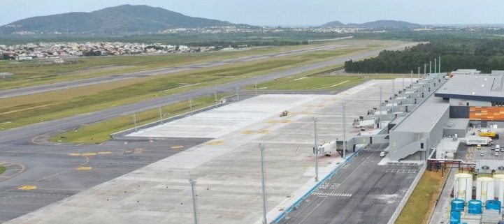 Aeroporto de Florianópolis volta a operar após 18h fechado