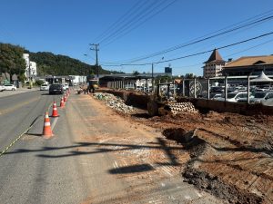 Obras no trecho urbano da Rodovia Antônio Heil são retomadas