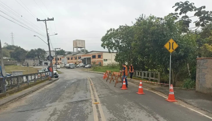 Defesa Civil interdita parcialmente ponte em Gaspar