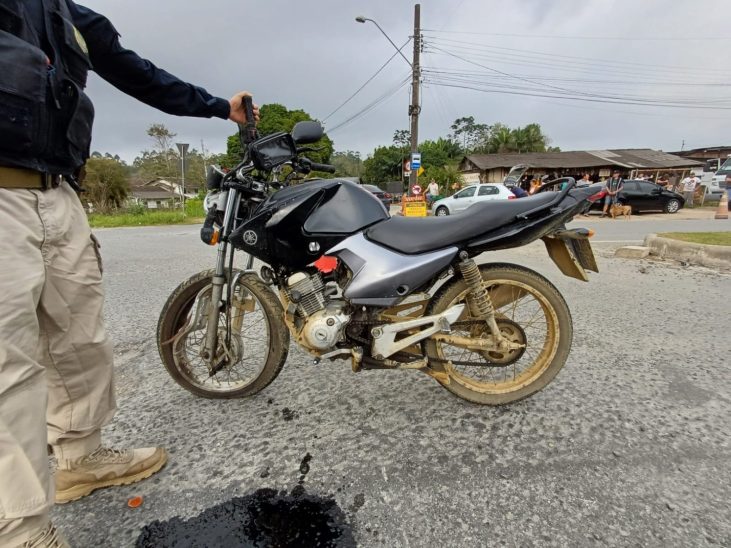 Jovem morre em acidente entre moto e caminhão na BR-470