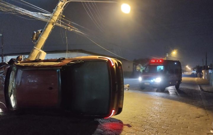 Casal fica ferido ao bater de carro em poste na Grande Florianópolis