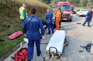 Motociclista tem o pé amputado em acidente de moto com ônibus