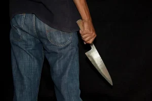 Homem armado com faca invade casa, ataca vizinhos e deixa feridos