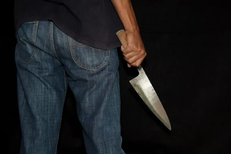 Homem armado com faca invade casa, ataca vizinhos e deixa feridos