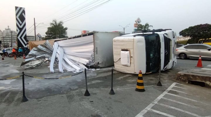Vídeo: operação retira carreta que tombou na rotatória de Barreiros