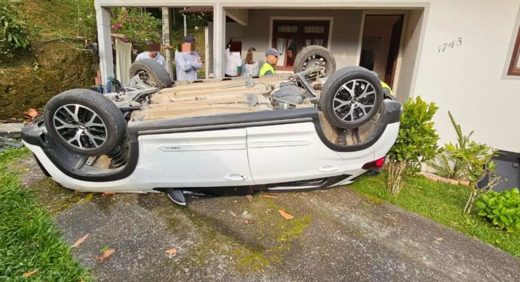 Carro tomba e quase cai em cima de casa na Rua Belo Horizonte