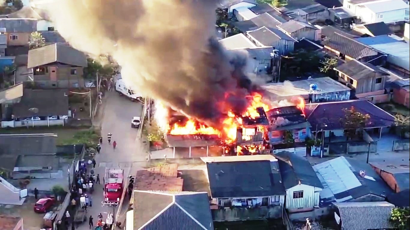 Vídeo: incêndio destrói três moradias em Ilhota