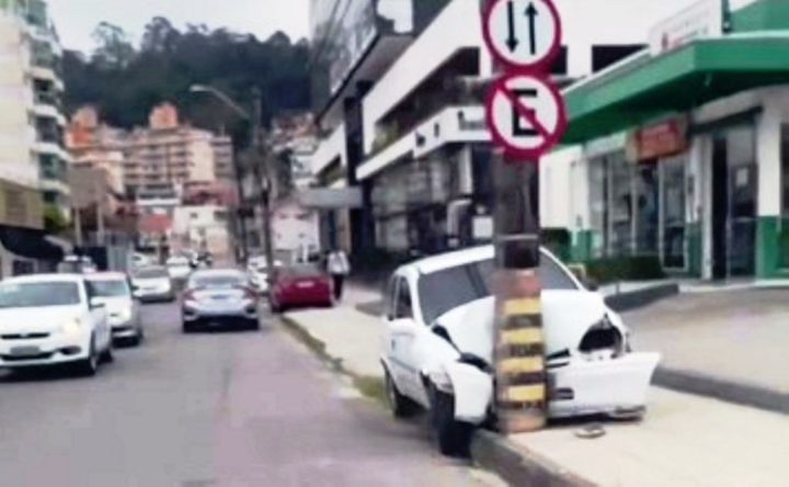 Vídeo: motorista bate em poste, abandona carro e foge a pé