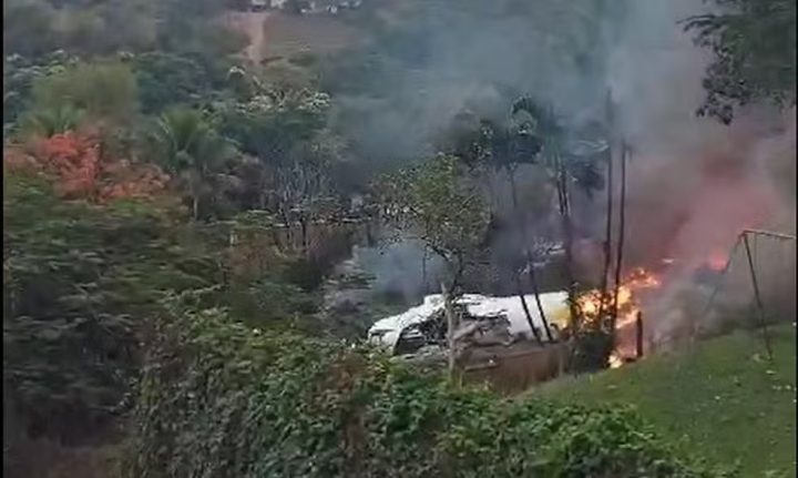 Vídeo: avião com passageiros cai no interior de São Paulo
