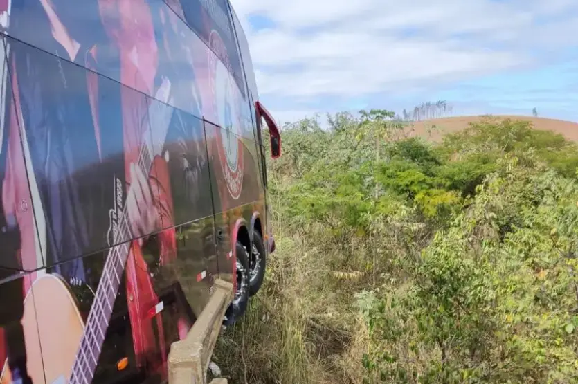 Vídeo: ônibus de Cesar Menotti e Fabiano se envolve em acidente