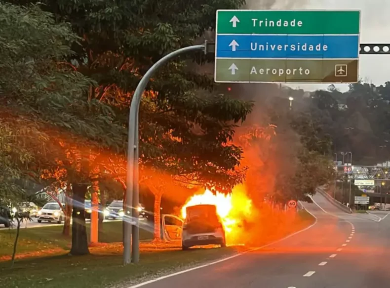 Carro movido a GNV pega fogo em plena avenida da Capital