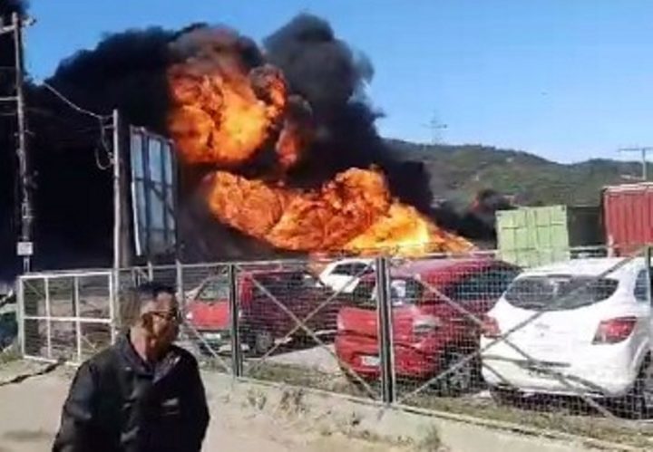 Vídeo: caminhão de combustíveis explode após bater na BR-101