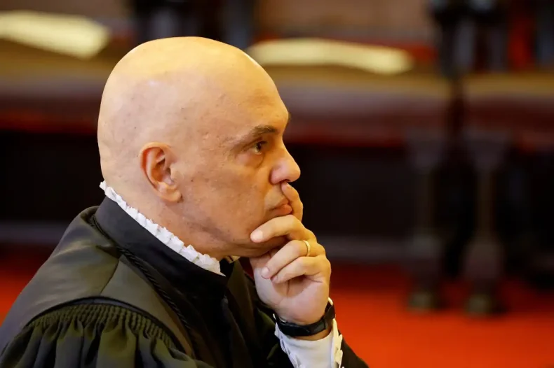 Maioria do STF nega recurso para tirar Moraes do inquérito do golpe