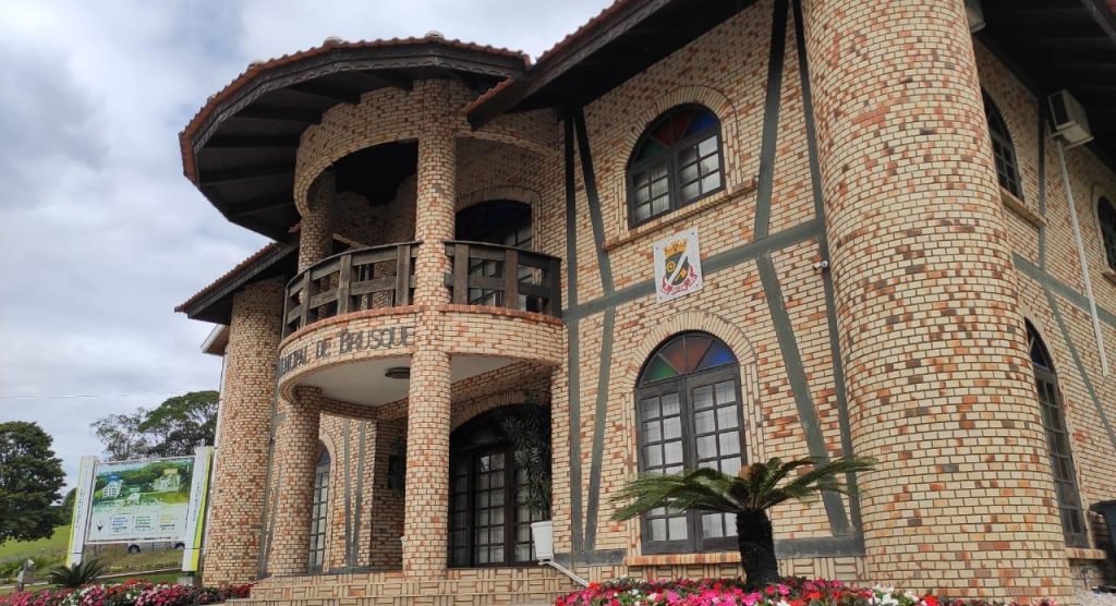Câmara de Vereadores de Brusque abre concurso com salário de até R$ 11,5 mil