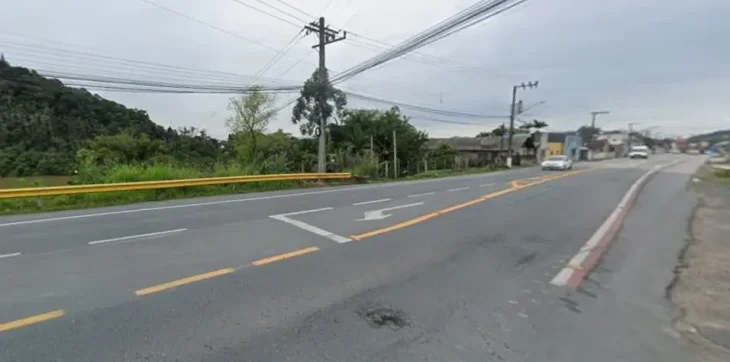 Manutenção na rede de água afeta trânsito em bairro de Gaspar
