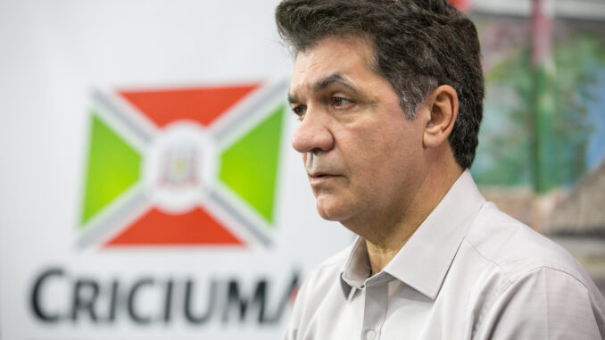 Prefeito de Criciúma deixa a prisão após quase um mês e vai usar tornozeleira