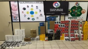 Polícia de SC prende mulheres com mercadorias ilegais em ônibus