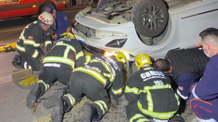 Passageiro é arremessado de carro após atropelamento