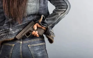 Propostas ampliam porte de arma para novas profissões no Brasil