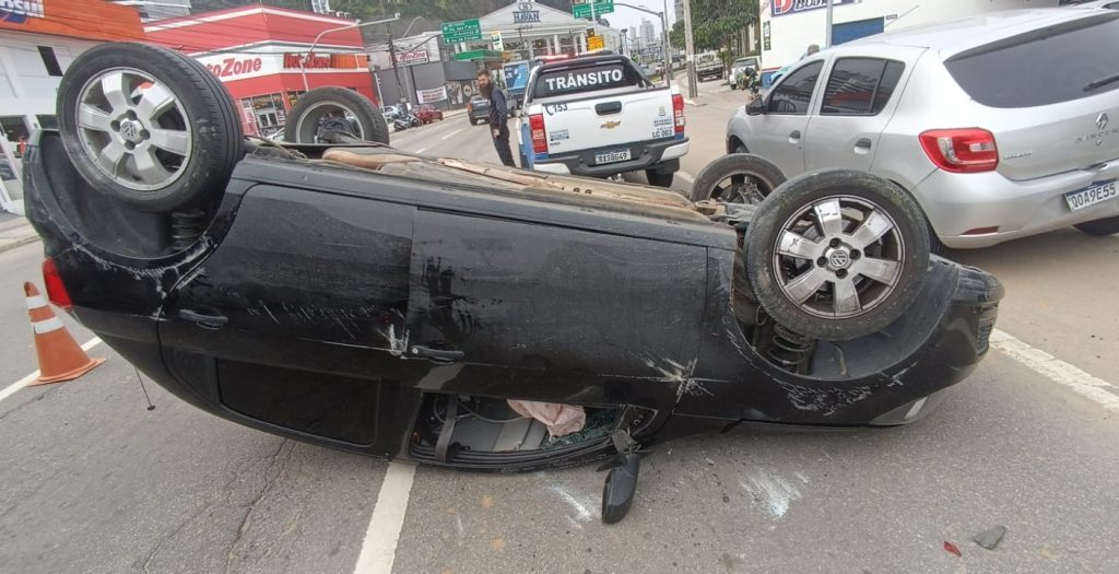 Carro capota em Balneário Camboriú após motorista ter mal súbito