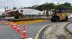Vale: operário morre atropelado por rolo compressor em obra