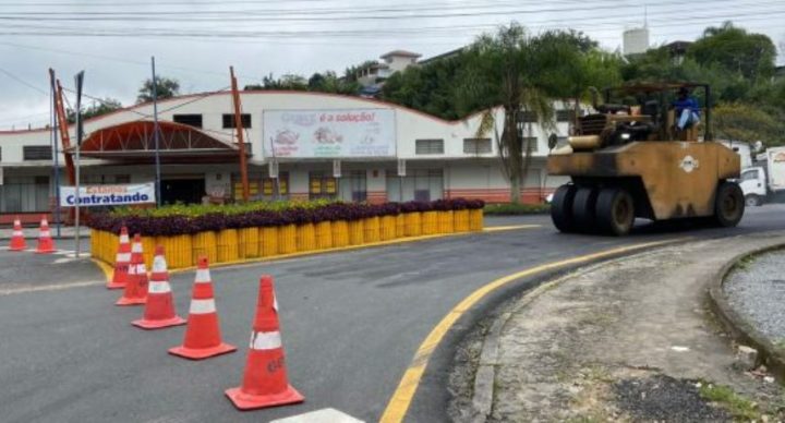 Vale: operário morre atropelado por rolo compressor em obra