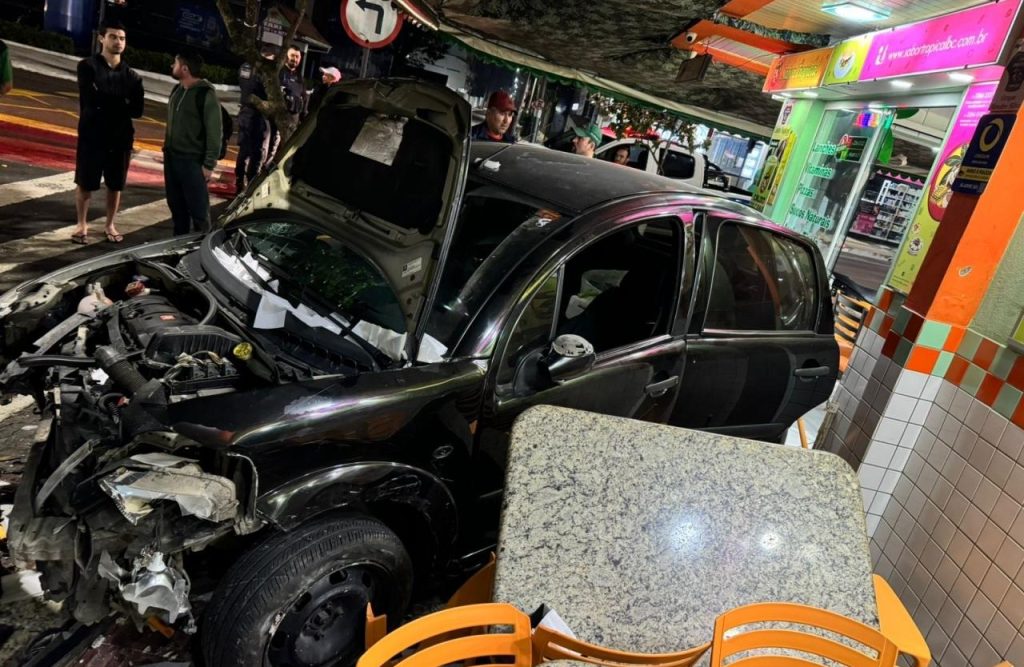 Motorista bêbado bate carro em restaurante em Balneário Camboriú