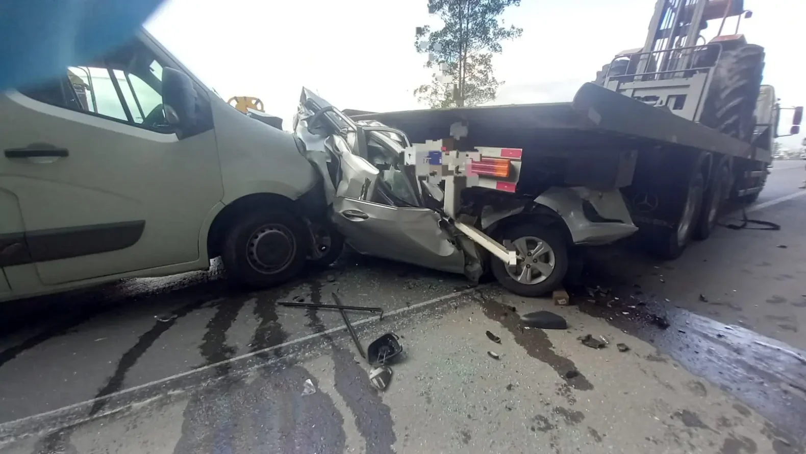 Fotos: carro fica esmagado em engavetamento na BR-470