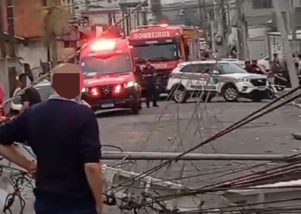 Motorista bate contra dois postes em Camboriú