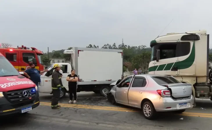 Batida entre 4 veículos na BR-470 deixa motorista ferido