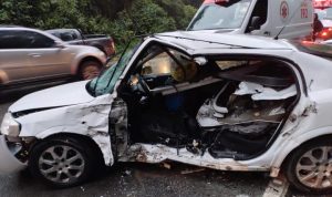 Acidente deixa vítima presa às ferragens na BR-282